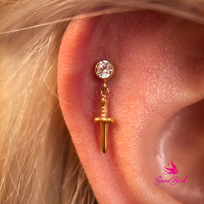 Topo em Titânio com Cristal de Zircónia e Pendente de Punhal - Prateado e Dourado