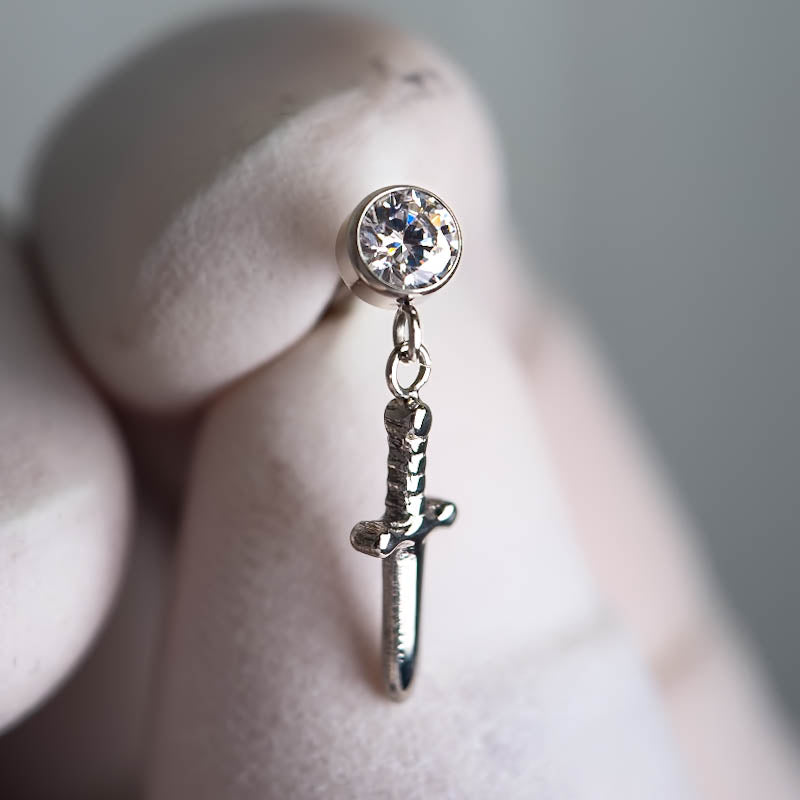 Topo em Titânio com Cristal de Zircónia e Pendente de Punhal - Prateado e Dourado