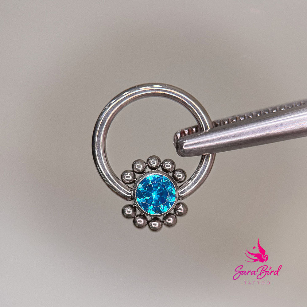Argola Em Titânio com Cristal de Zircónia Azul e Miçangas.