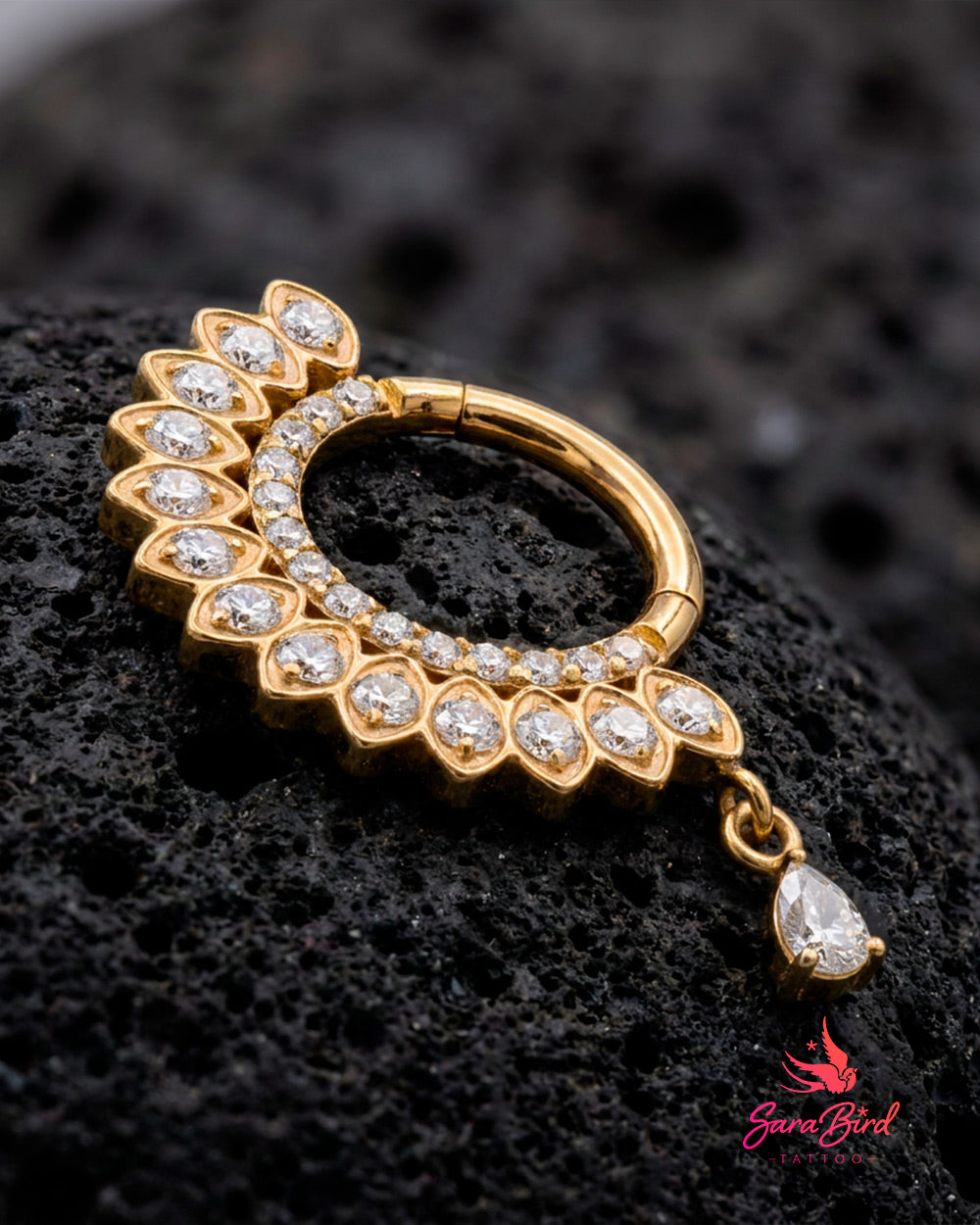 Argola Clicker com Gota Pendente e Zircónias em Titânio PVD Gold