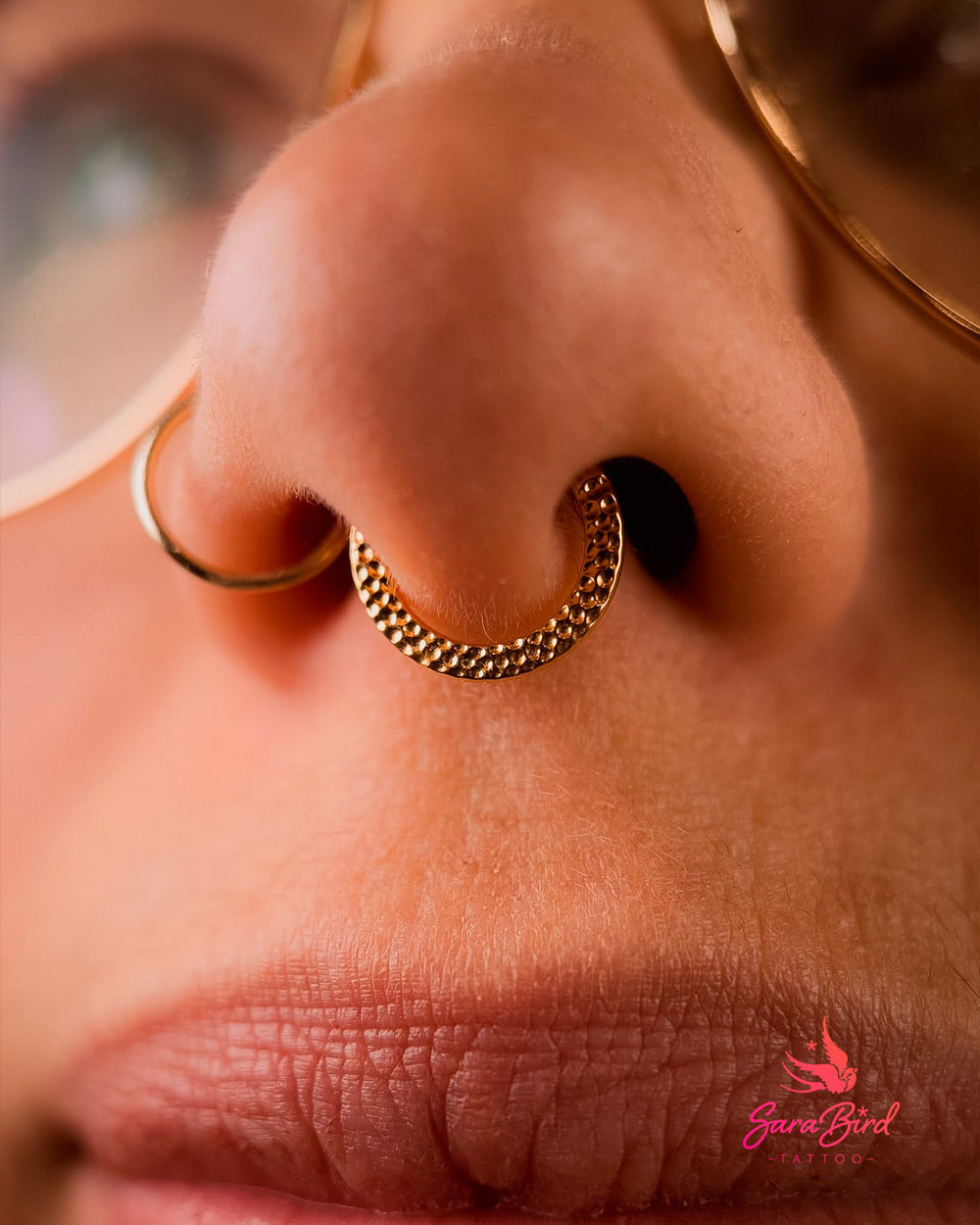 Argola Clicker Martelada em Titânio PVD Gold
