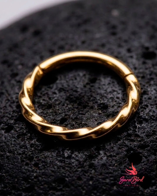 Argola Clicker Torcida em Titânio Natural ou PVD Gold