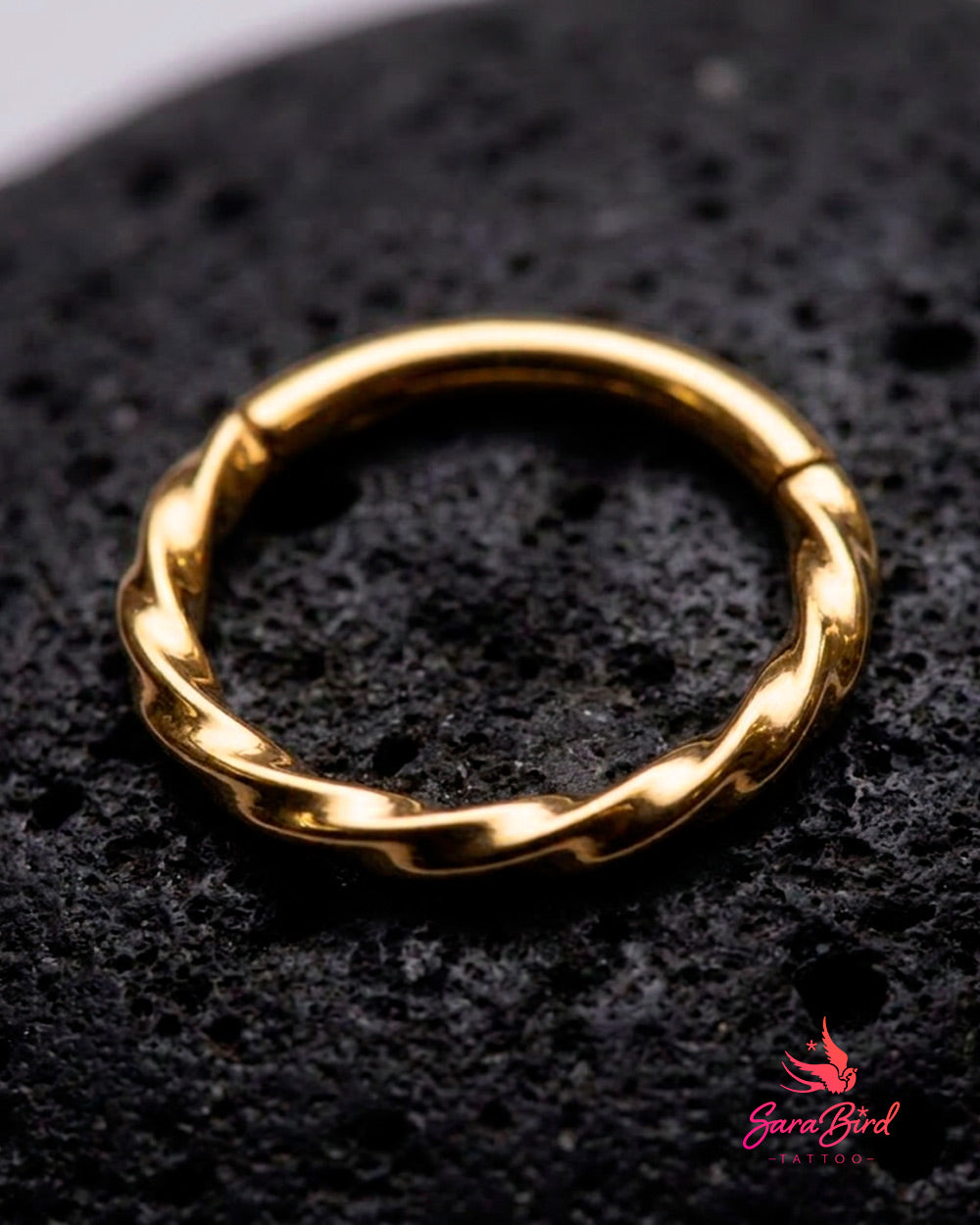 Argola Clicker Torcida em Titânio Natural ou PVD Gold