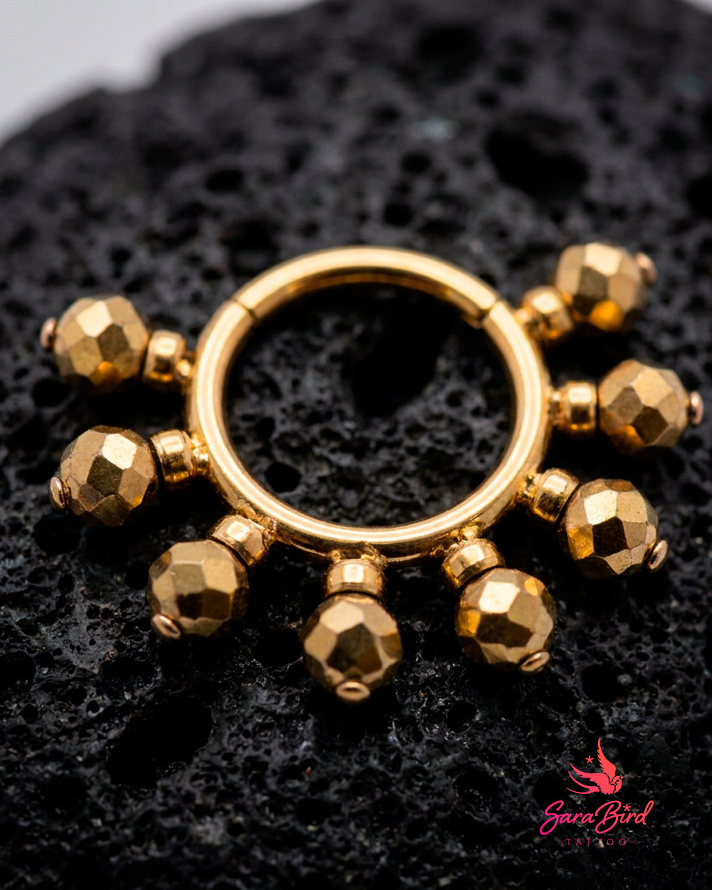Argola Clicker com Esferas Facetadas em Titânio PVD Gold