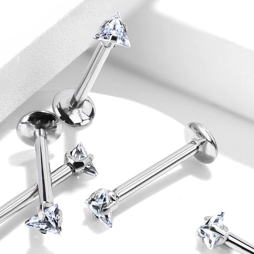 Labret de titanio con diferentes modelos de piedra.