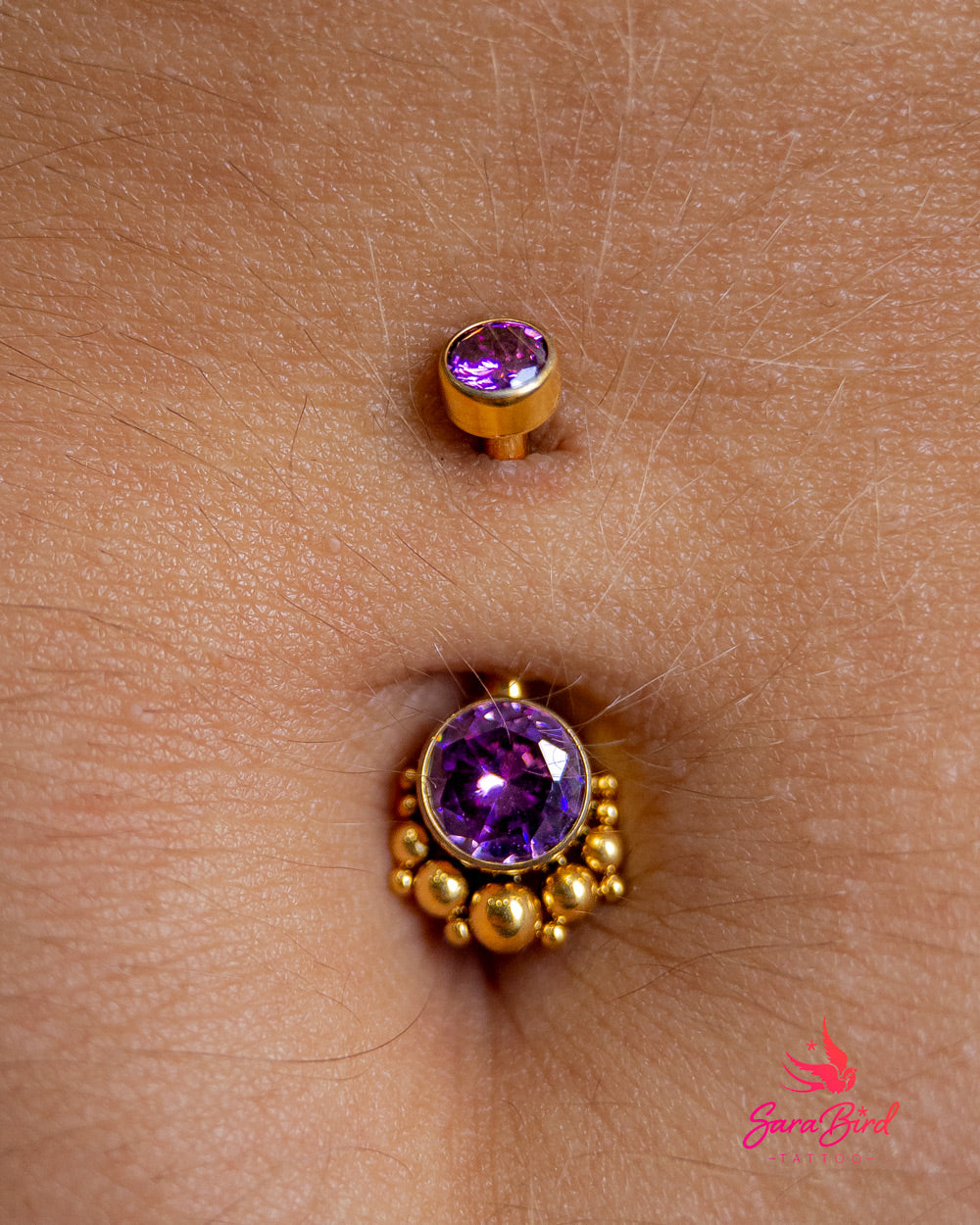 Navel em Titânio PVD Gold com Zircónia Ametista e Microesferas