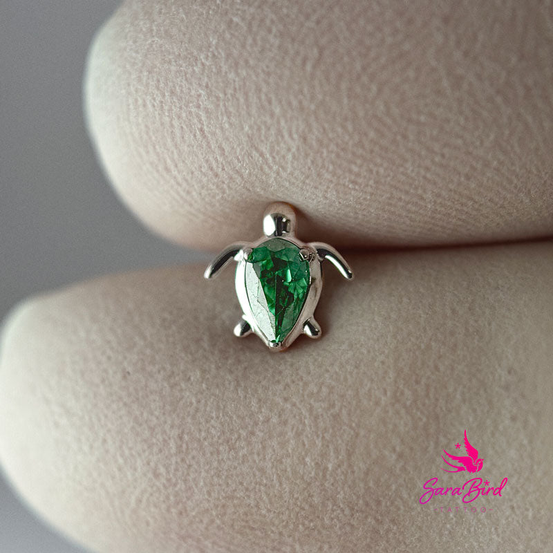 Topo em Titânio com Formato de Tartaruga e Pedra Verde