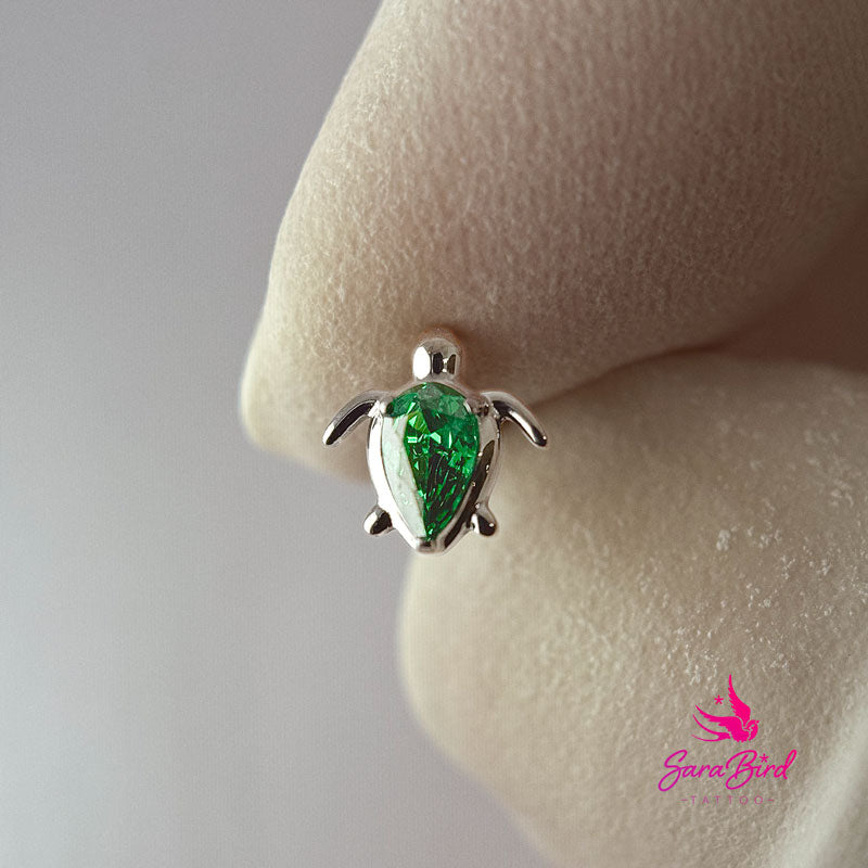Topo em Titânio com Formato de Tartaruga e Pedra Verde