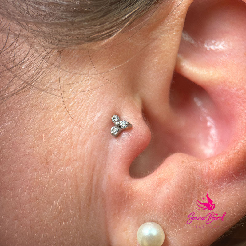 Topo Titânio - Tríade com Três Pedras em Zircónia Cúbica