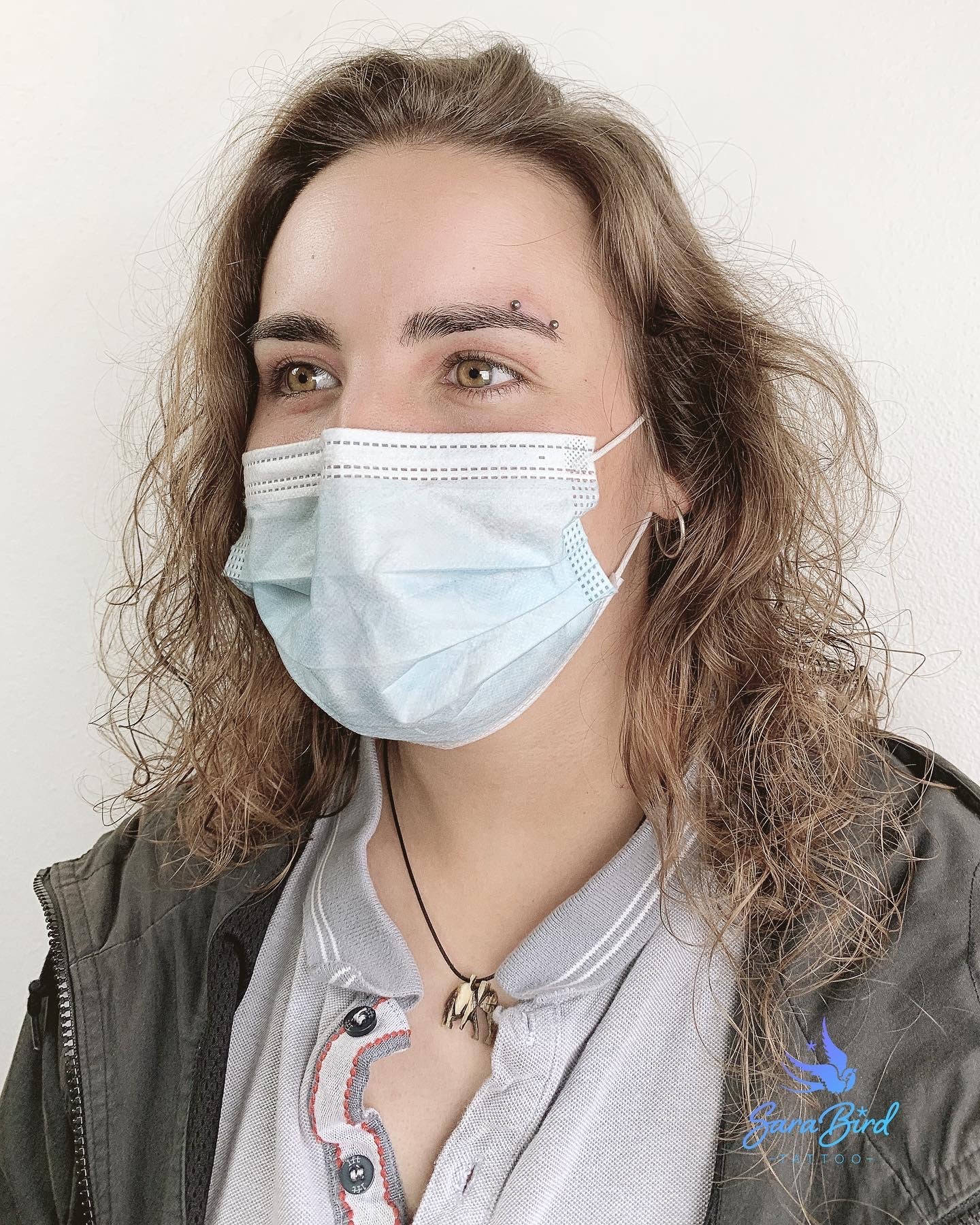 Piercing na Sobrancelha com Joia em Titânio
