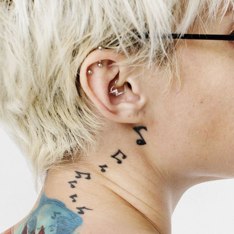 Piercing em Forma de Coração com Um Relâmpago