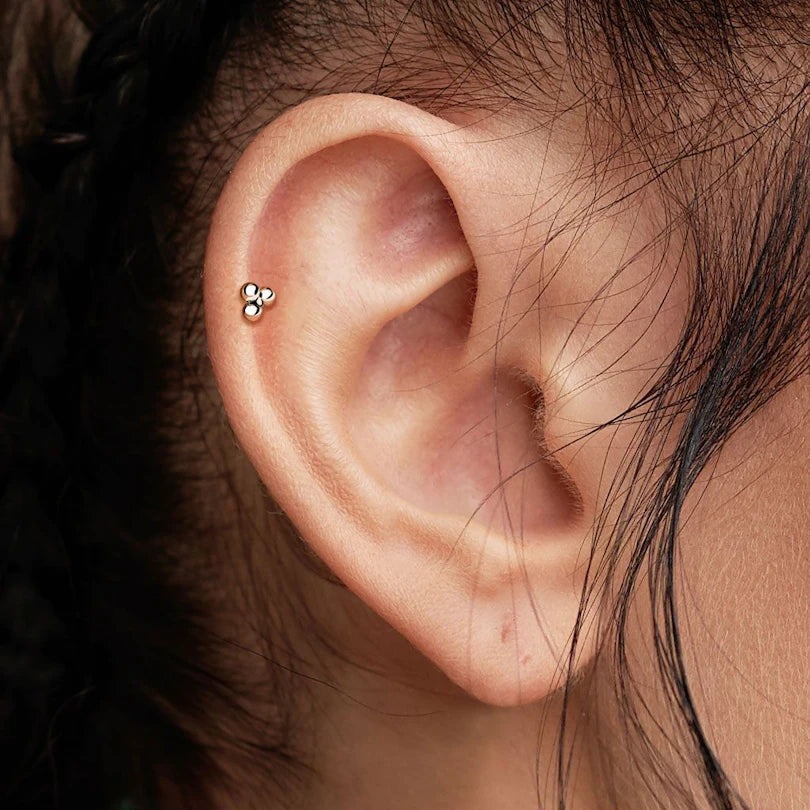 Labret de Titanio con Bolas en Forma de Triángulo