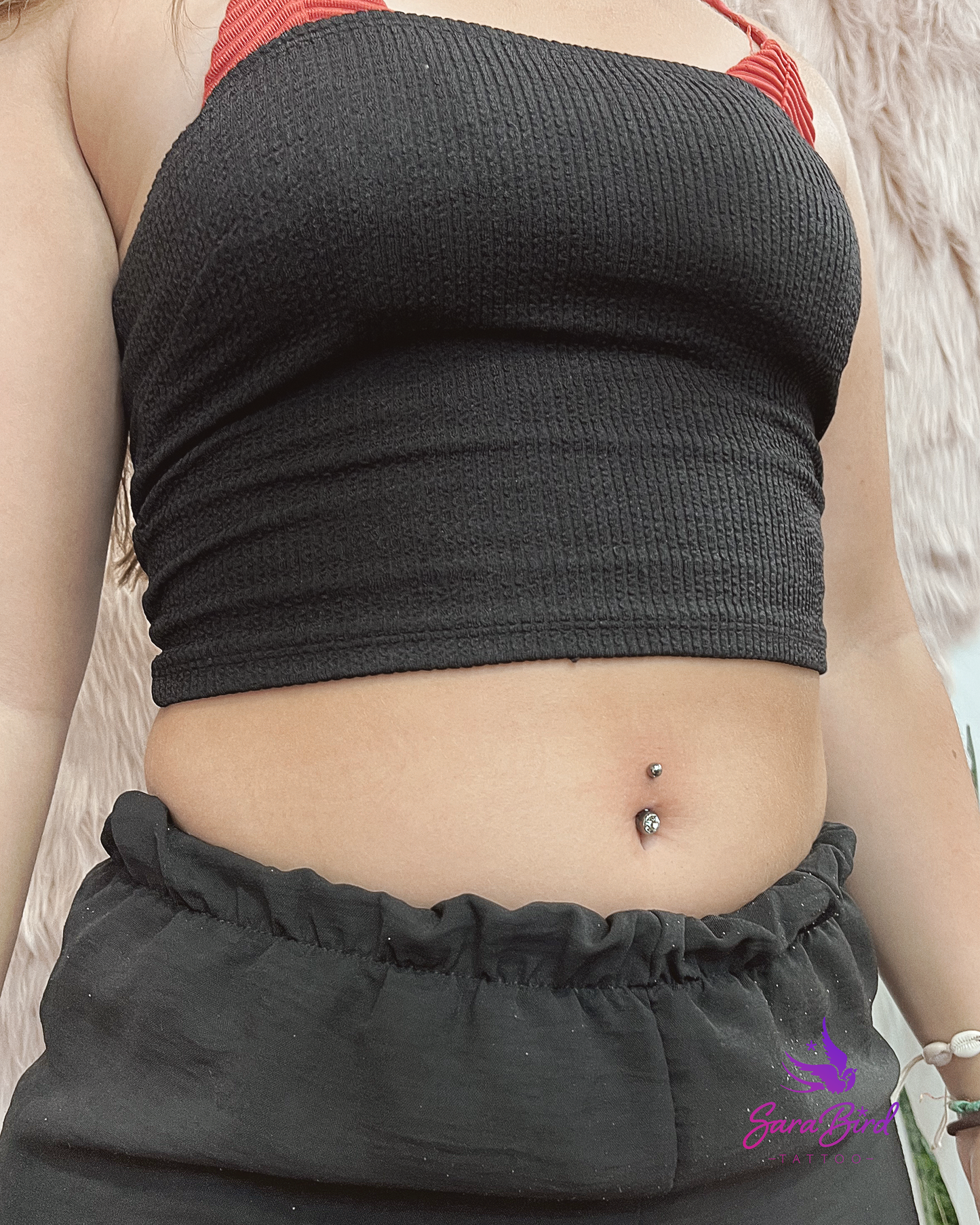 Piercing no Umbigo Com Joia em Titânio