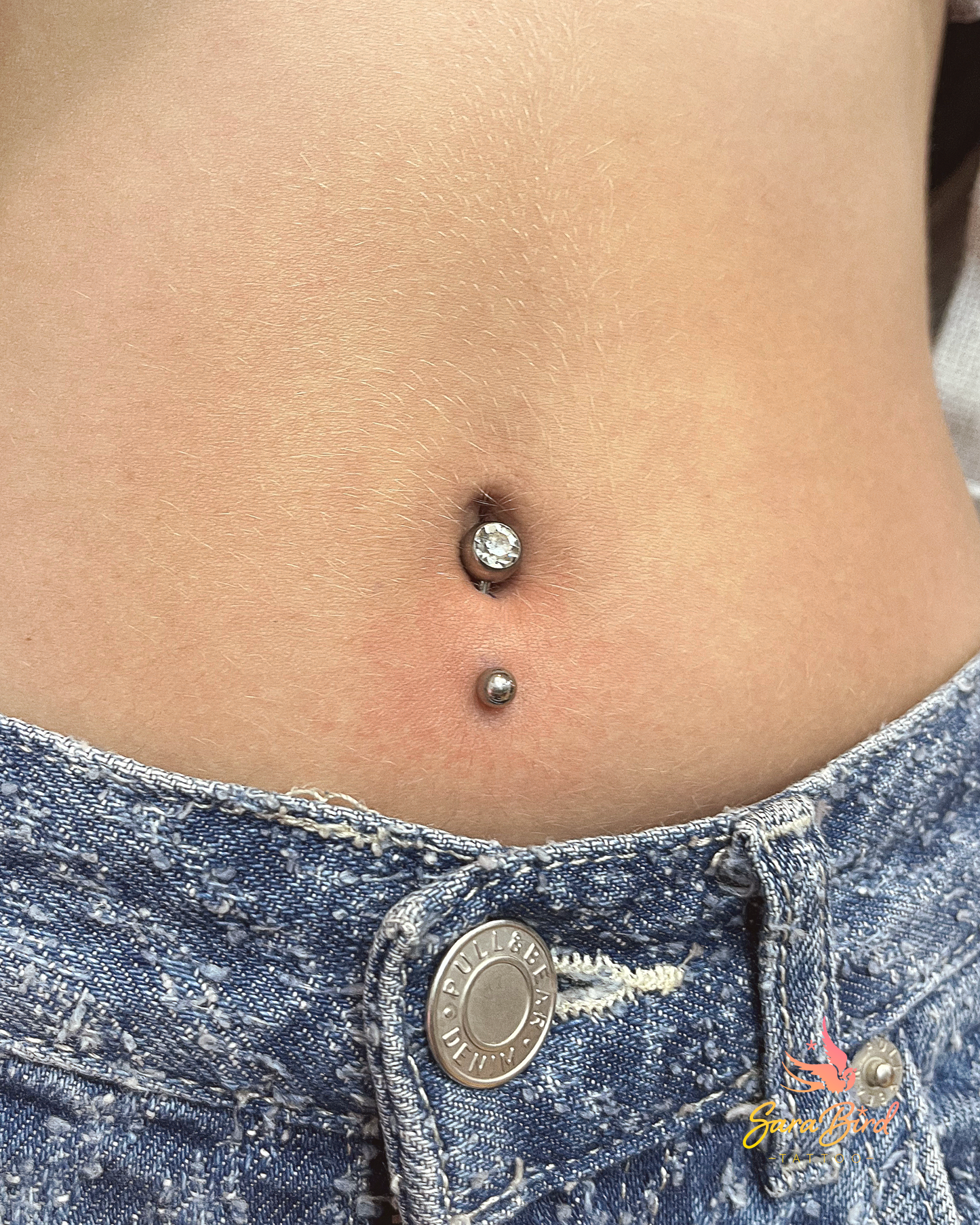 Piercing no Umbigo Com Joia em Titânio