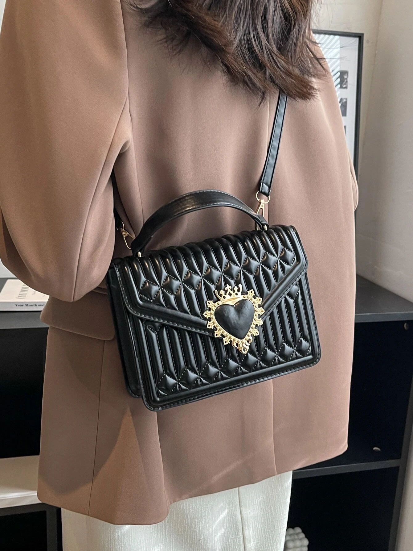 Cartera Acolchada con Solapa - Corona y Corazón