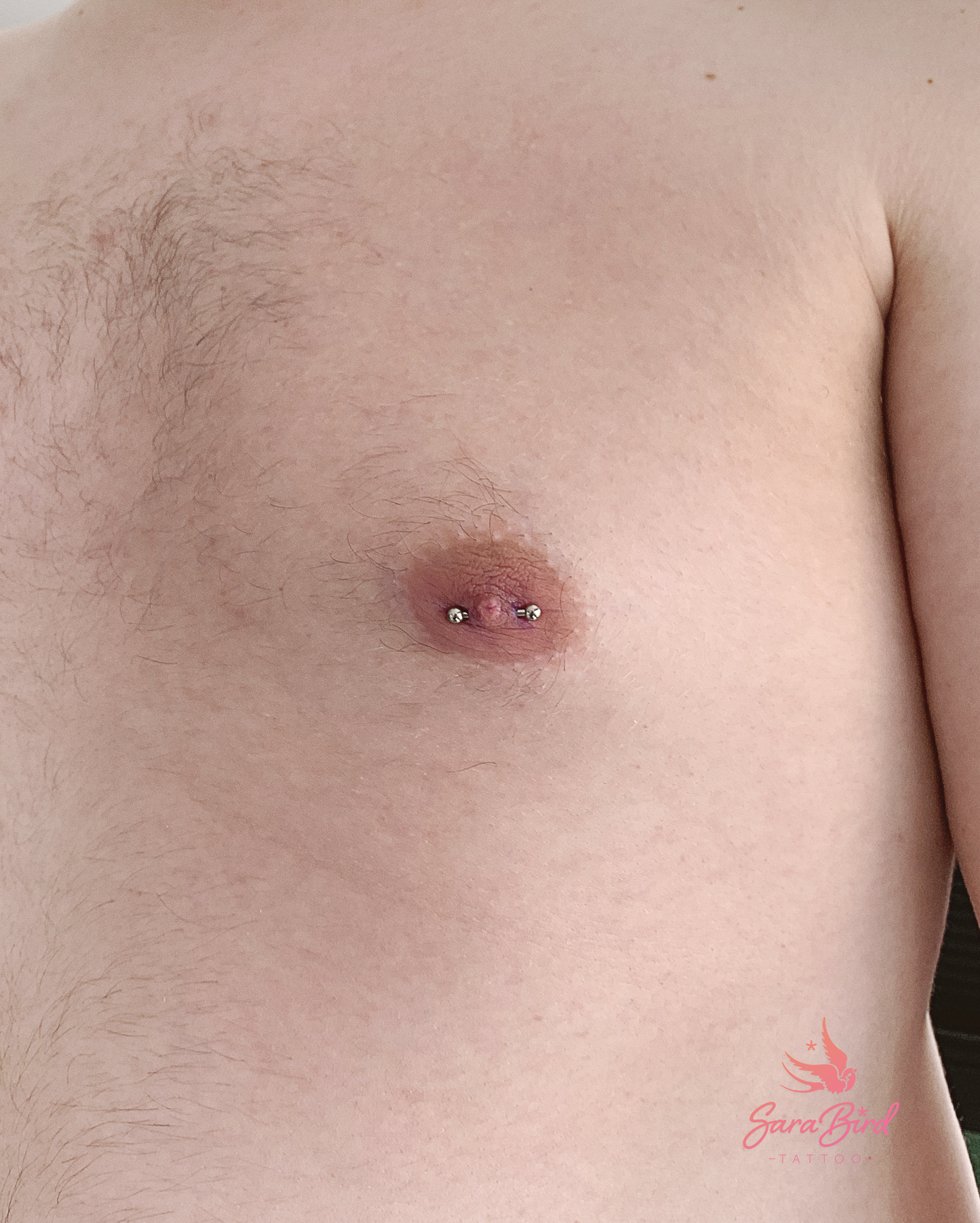 Piercing en el pezón con joyería de titanio