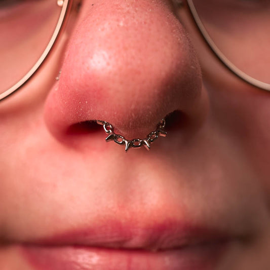 Argola em Titânio com Correntes e Picos