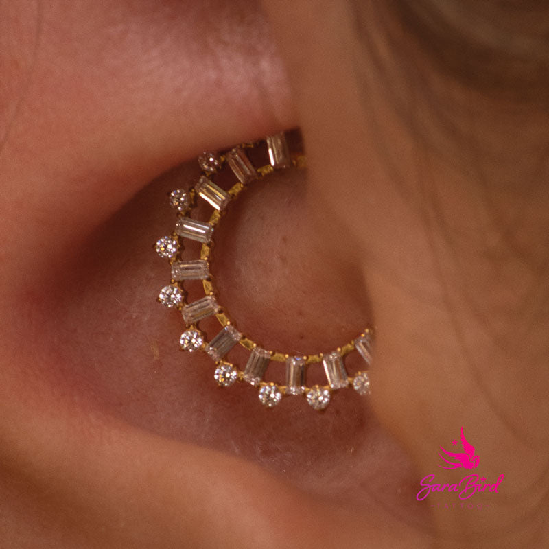 Argola PVD Gold com baguetes e zircónias brilhantes