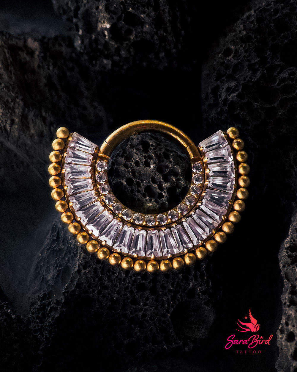 Argola Clicker Sovereign PVD Gold com Zircónias Baguette em Titânio