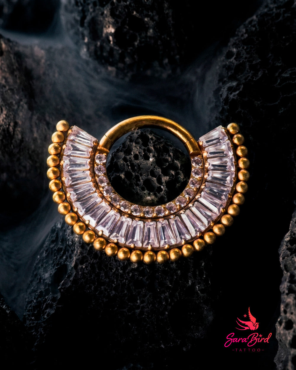 Argola Clicker Sovereign PVD Gold com Zircónias Baguette em Titânio
