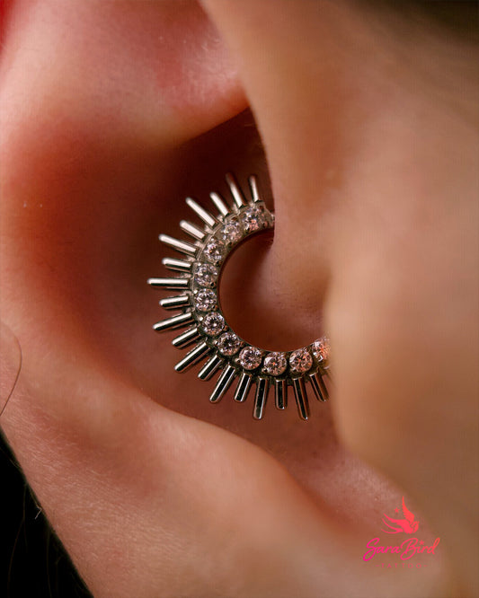 Argola Clicker com Raios e Zircónias, em Titânio Natural ou Dourado