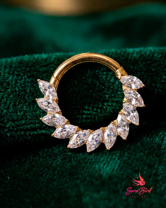 Argola Clicker em Titânio PVD Gold com 11 Zircónias Navete