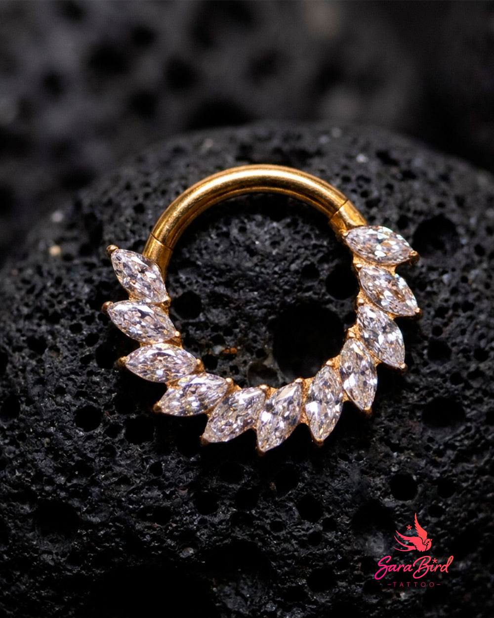 Argola Clicker em Titânio PVD Gold com 11 Zircónias Navete