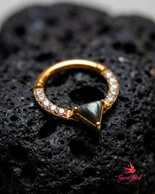 Argola Clicker Abalone Triangular em Titânio PVD Gold