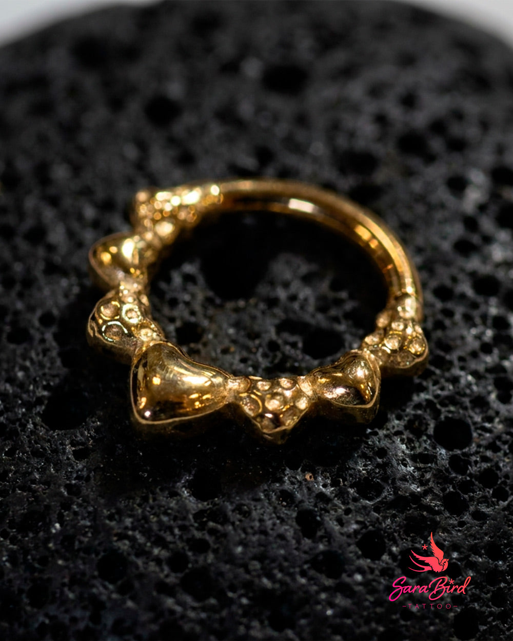 Argola Clicker Corações Martelados em Titânio PVD Gold