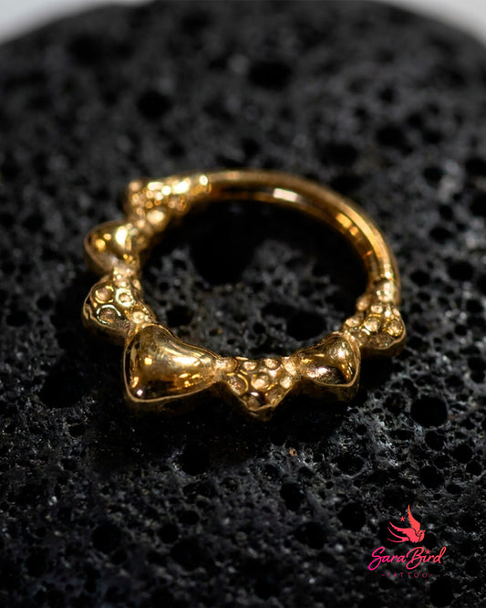 Argola Clicker Corações Martelados em Titânio PVD Gold