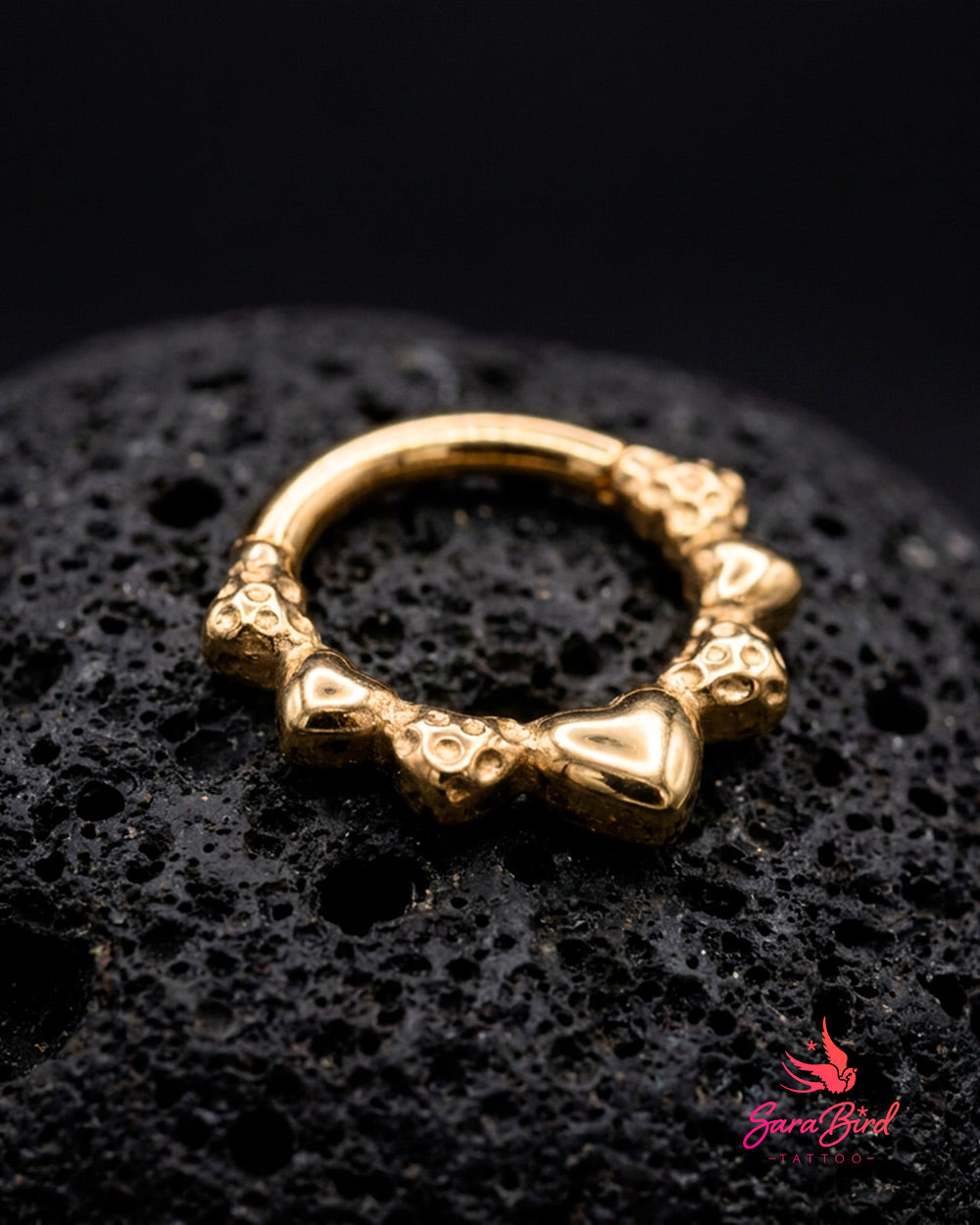 Argola Clicker Corações Martelados em Titânio PVD Gold