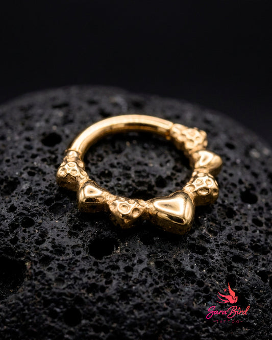 Argola Clicker Corações Martelados em Titânio PVD Gold