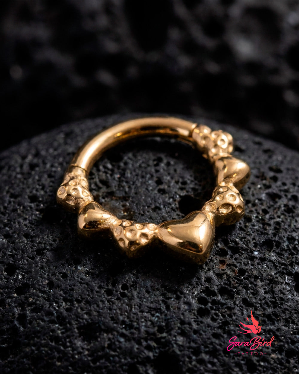 Argola Clicker Corações Martelados em Titânio PVD Gold
