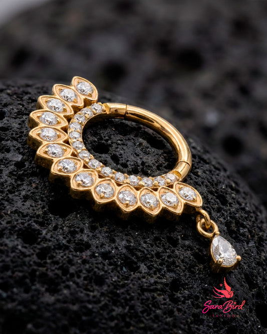 Argola Clicker com Gota Pendente e Zircónias em Titânio PVD Gold