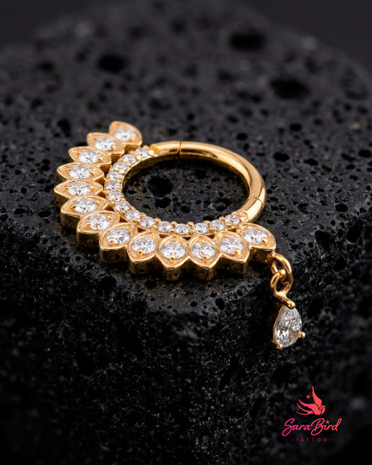 Argola Clicker com Gota Pendente e Zircónias em Titânio PVD Gold