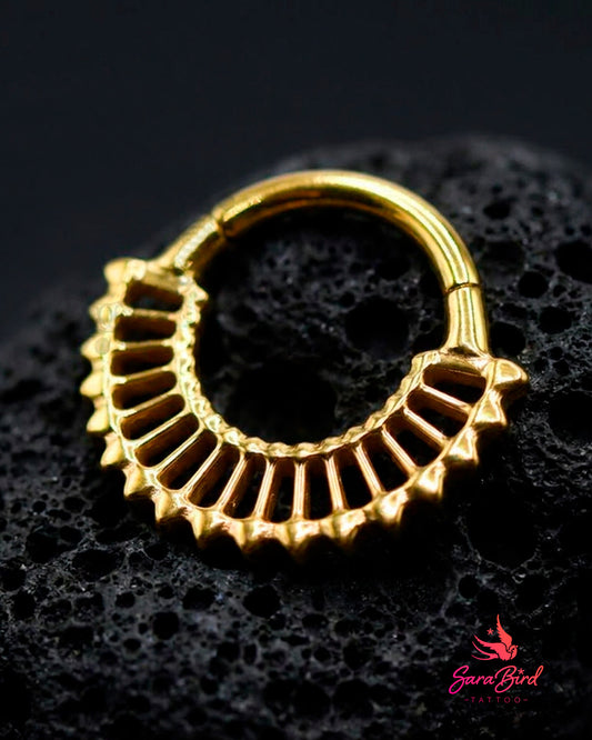 Argola Clicker Egípcia Vazada em Titânio PVD Gold