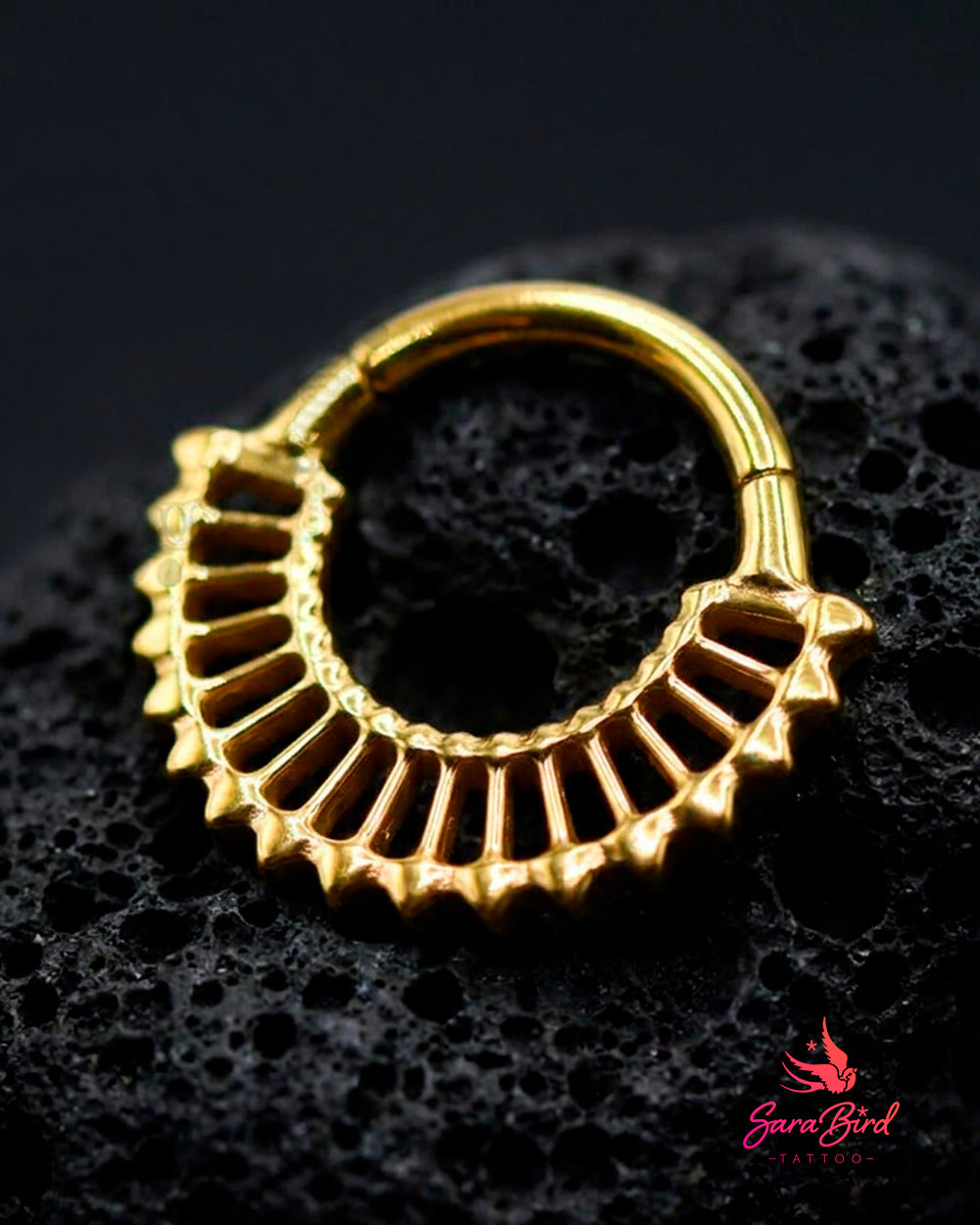 Argola Clicker Egípcia Vazada em Titânio PVD Gold