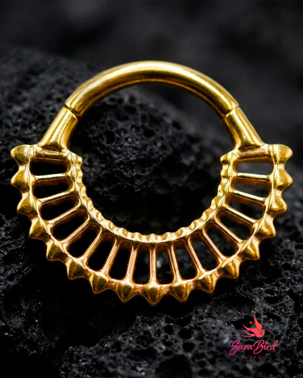 Argola Clicker Egípcia Vazada em Titânio PVD Gold