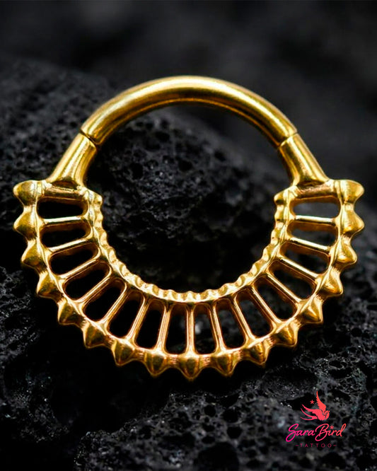 Argola Clicker Egípcia Vazada em Titânio PVD Gold