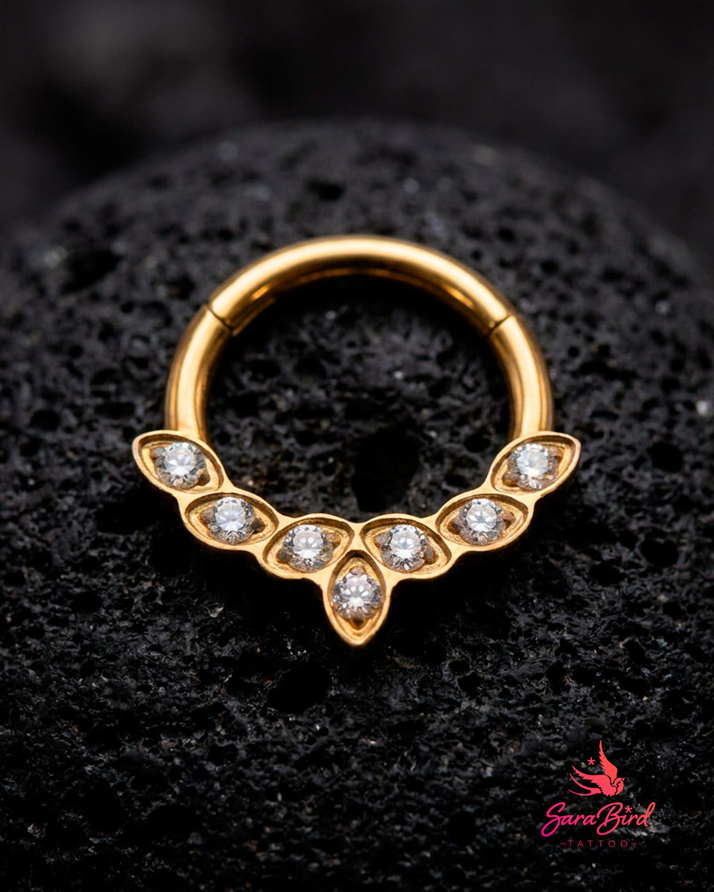 Argola Clicker Floral com Zircónias em Titânio PVD Gold