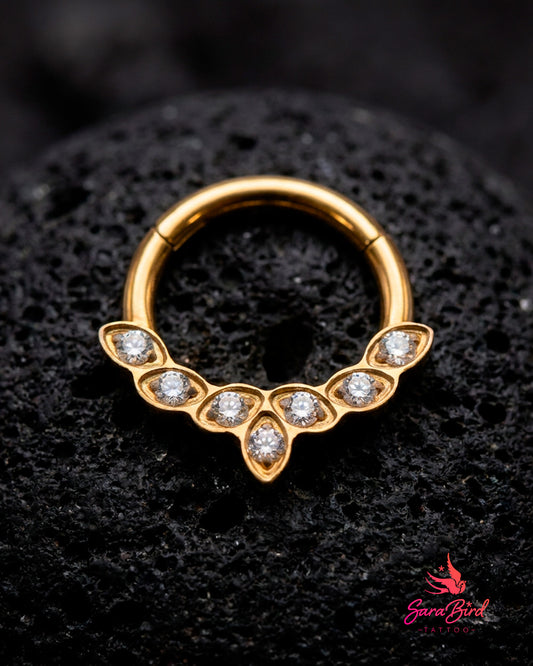 Argola Clicker Floral com Zircónias em Titânio PVD Gold