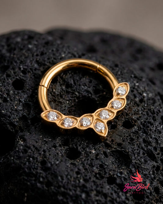 Argola Clicker Floral com Zircónias em Titânio PVD Gold