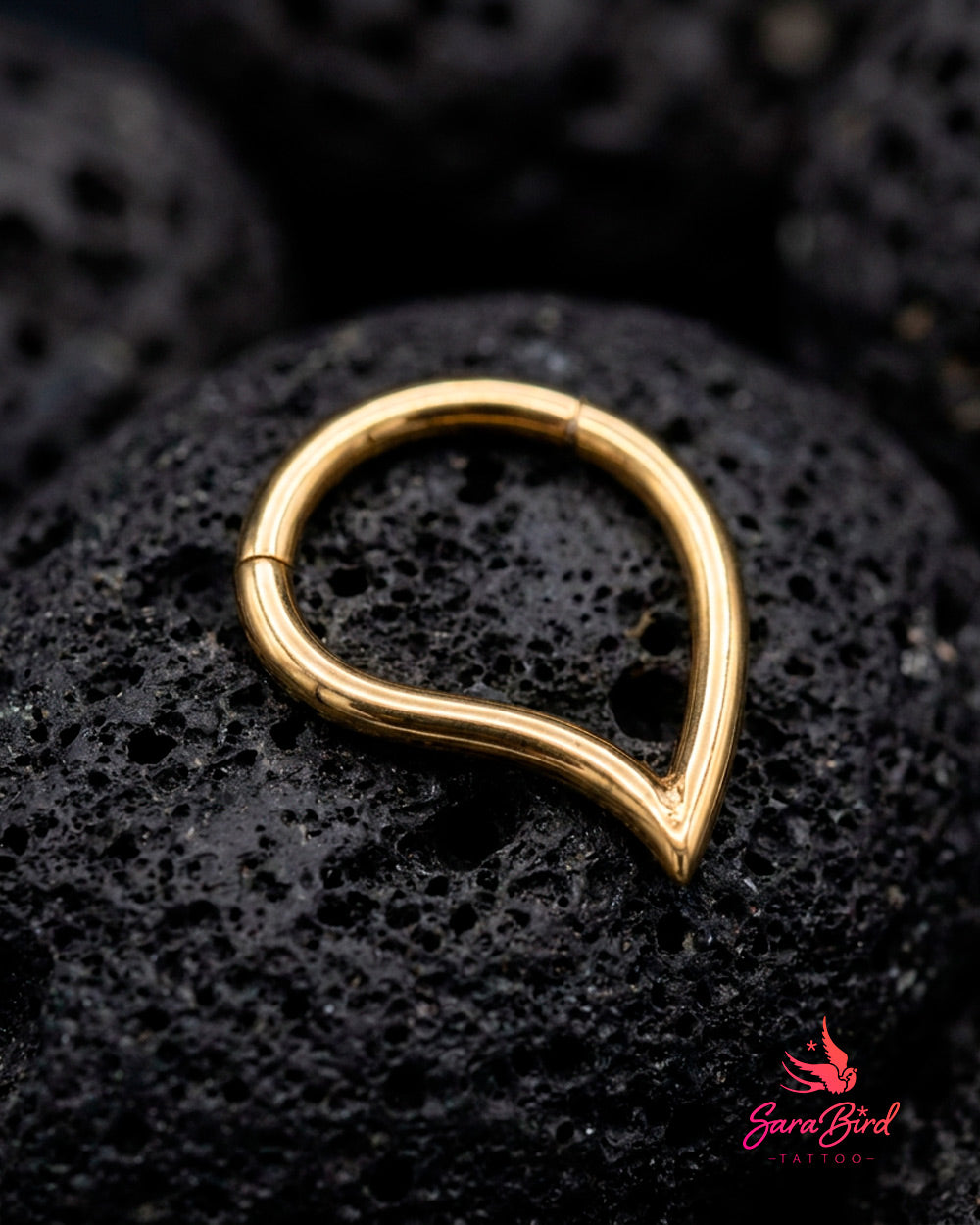 Argola Clicker Gota Assimétrica em Titânio PVD Gold