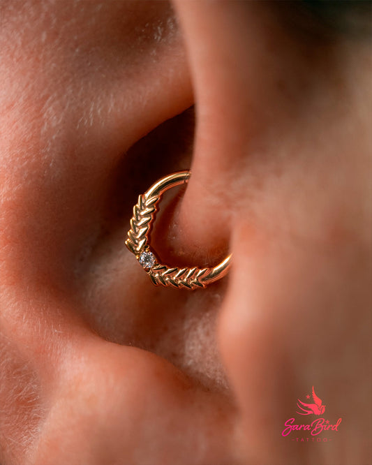 Argola Clicker Grécia com Zircónia em Titânio PVD Gold