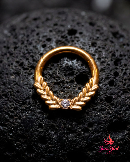Argola Clicker Grécia com Zircónia em Titânio PVD Gold