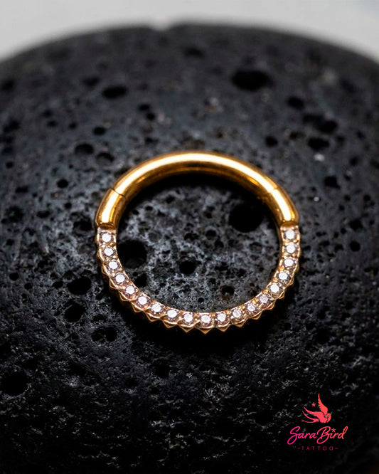 Argola Clicker Inca com Zircónias Pavé em Titânio PVD Gold