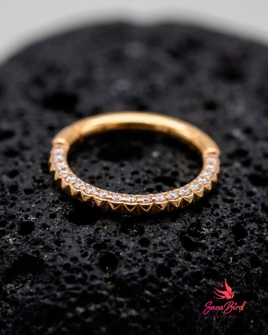 Argola Clicker Inca com Zircónias Pavé em Titânio PVD Gold