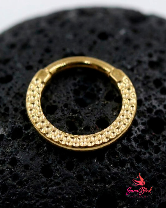 Argola Clicker Martelada em Titânio PVD Gold