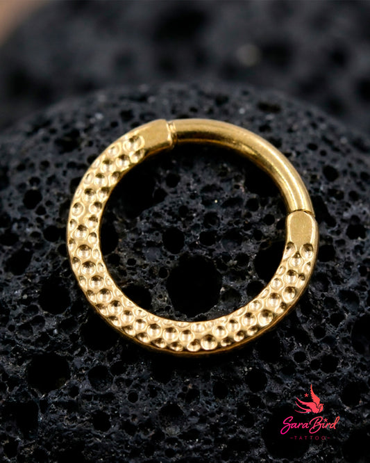 Argola Clicker Martelada em Titânio PVD Gold