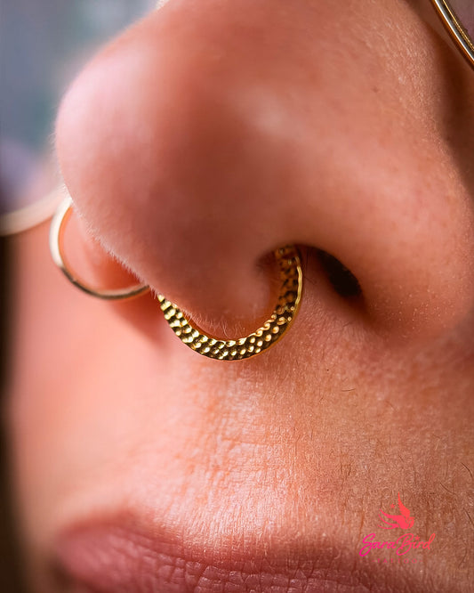 Argola Clicker Martelada em Titânio PVD Gold